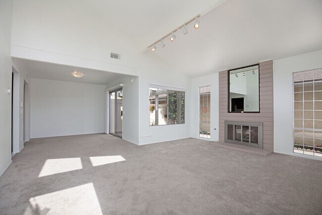 Foto del edificio - Two Bedroom Condo in Oceanside!!