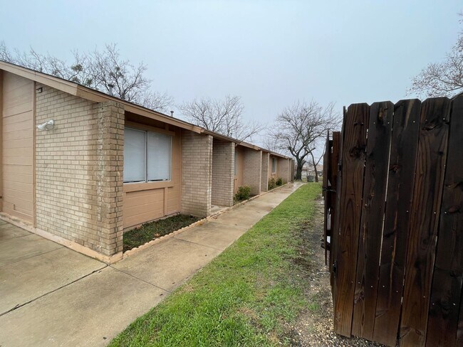 Foto del edificio - 2206 Silverway Dr