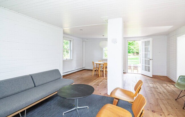 Foto del edificio - 706 Springs Fireplace Rd