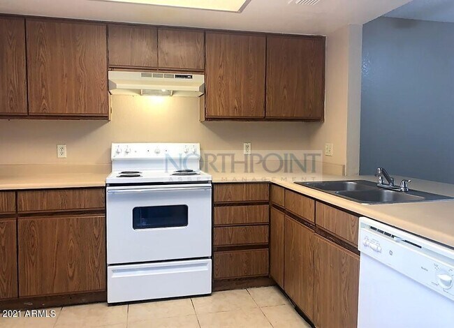 Building Photo - 5233 W Myrtle Ave