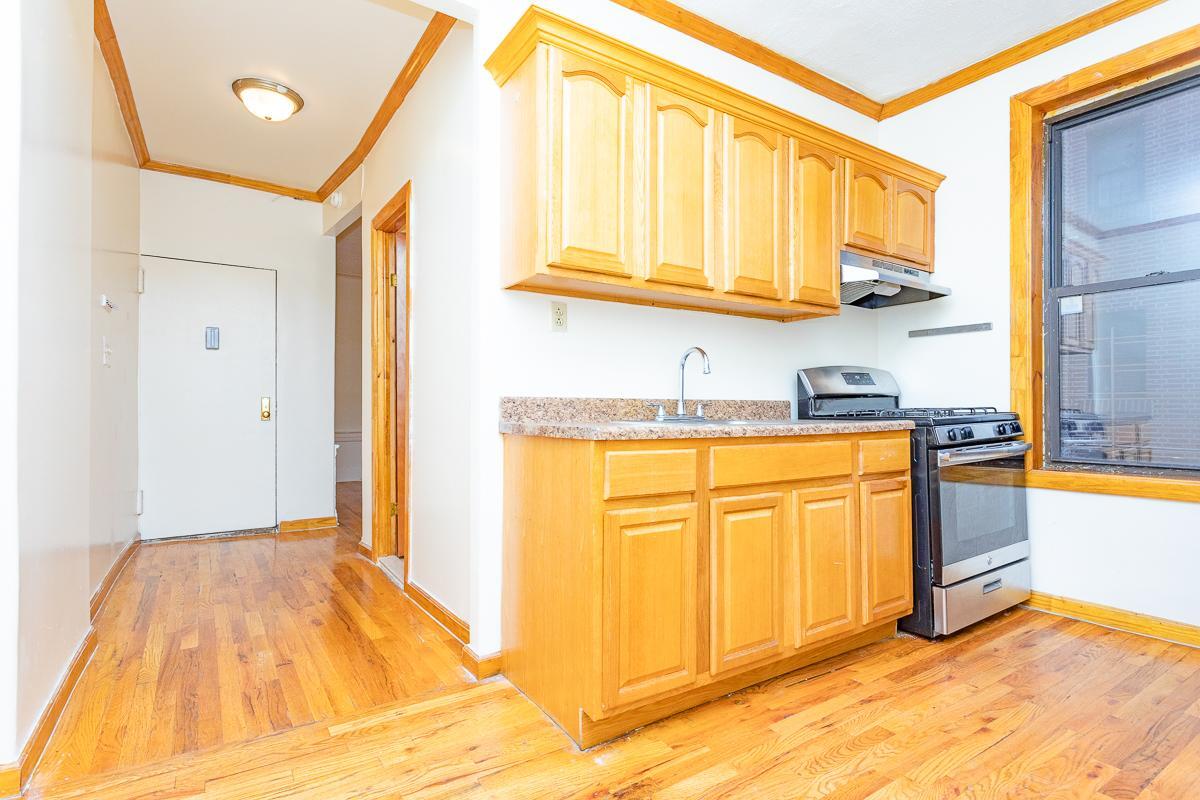 Primary Photo - 280 Crown St