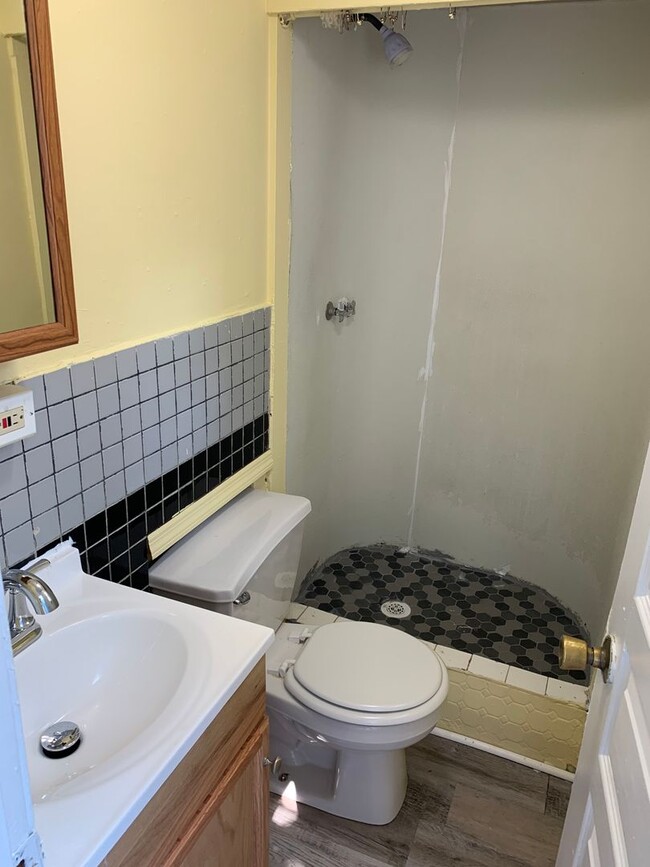 Building Photo - Recently updated Reading City 2 bedroom to...