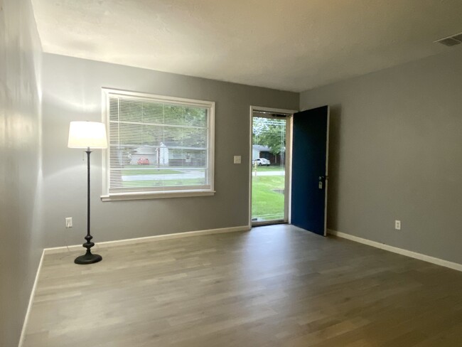 Building Photo - 9300 New Maple Rd
