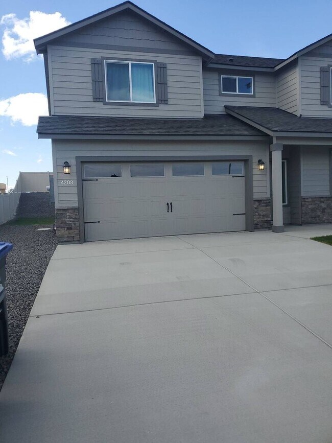 Foto del edificio - 4 bed 2.5 bath home in Mae Valley area of Moses Lake