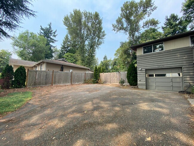 Building Photo - Updated Tukwila Home Minutes From Southcenter
