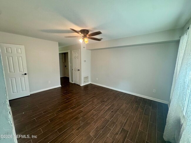 Building Photo - 707 Rainer Rd