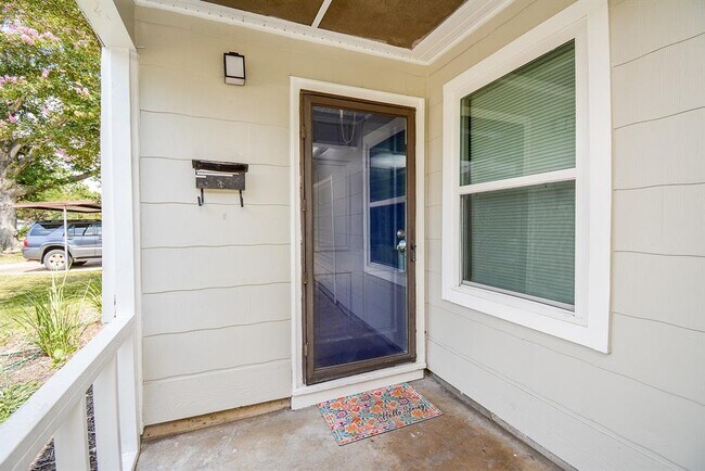 Building Photo - 7423 Jalna St