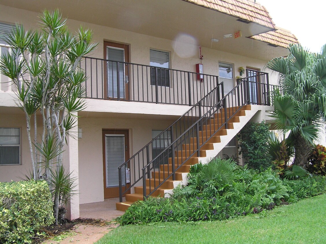 Main entrance on first floor - 32 Abbey Ln