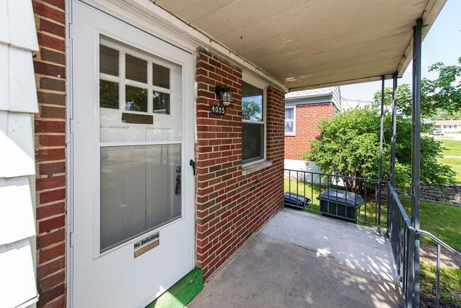 Building Photo - CHEVIOT - 3bed/2bath 1 car garage