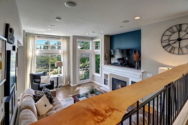 Building Photo - Luxury End-Unit Townhome with Lake Views, ...
