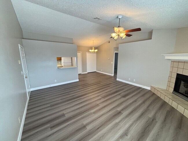 Foto del edificio - Charming 2Bed/1Bath 2nd Floor Condo located in Duck Creek Village - $500 Off Move in Fees!