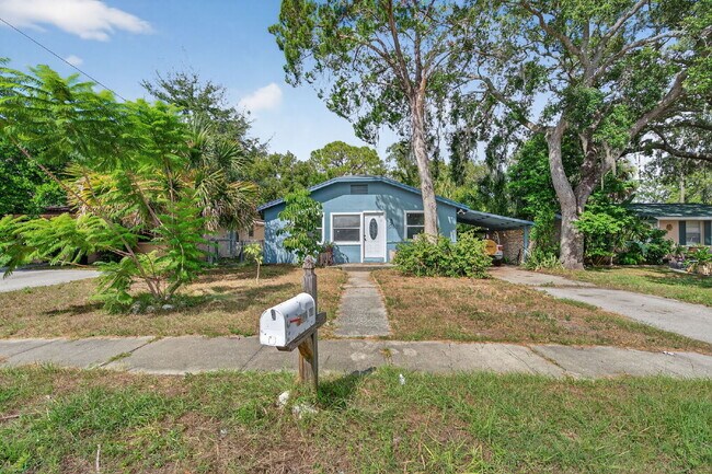 Foto del edificio - Location, Location, location! Large 3 Bedroom, 2 Bathroom Home for rent. This home has recently b...