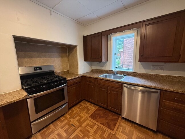 Building Photo - 409 Grand St