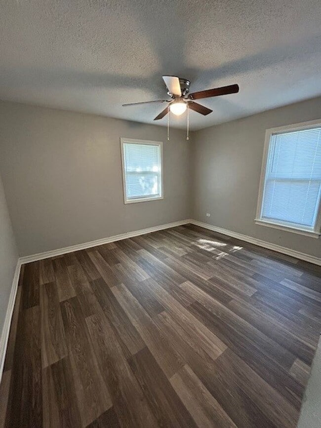 Building Photo - Spacious 2 Bedroom