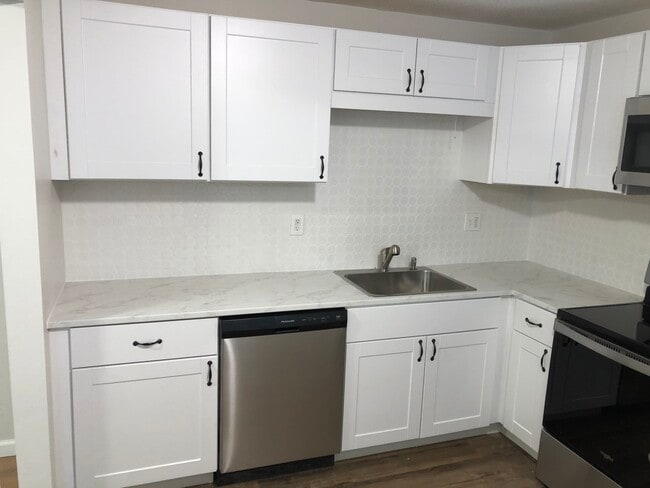 Building Photo - 85 Old Town Rd