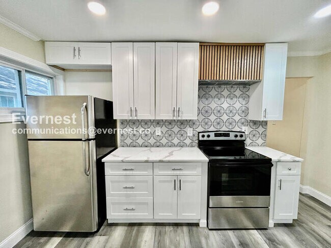 Foto del edificio - 2 Bed/1 Bath Home with Modern Amenities / Pet-Friendly / Available Now!