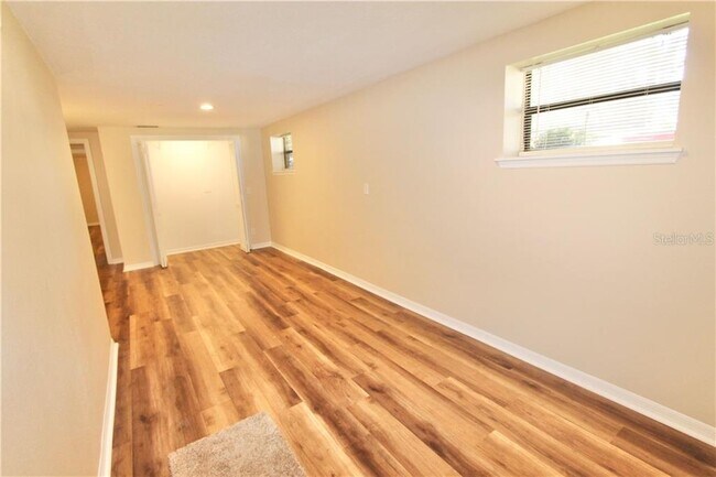 Building Photo - 510 E Oakwood Ave