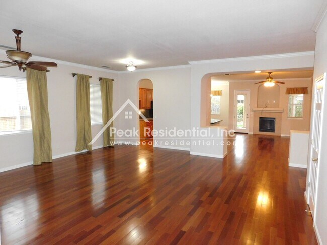 Foto del edificio - Very Nice Roseville 4bd/3ba Home with 3 Ca...
