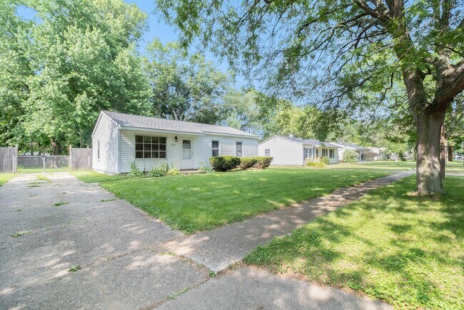 Foto del edificio - Contemporary, remodeled 920sqft., 3-bedroom, 1-bath single-family ranch with yard