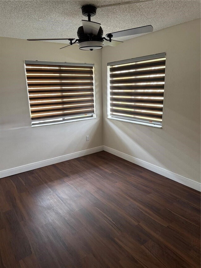 Foto del edificio - 600 NW 214th St