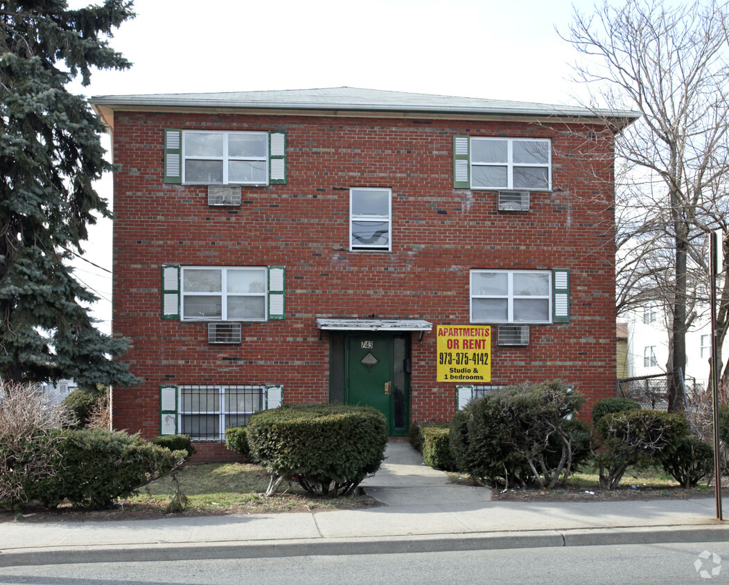 Building Exterior - 743 Grove St