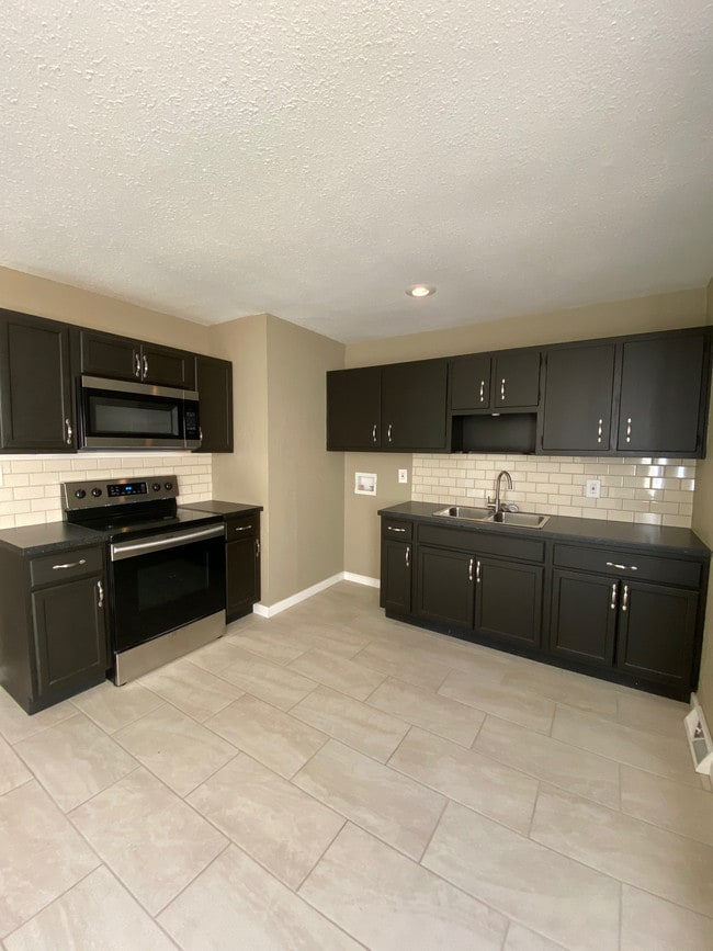 Building Photo - 8705 Ruskin Way