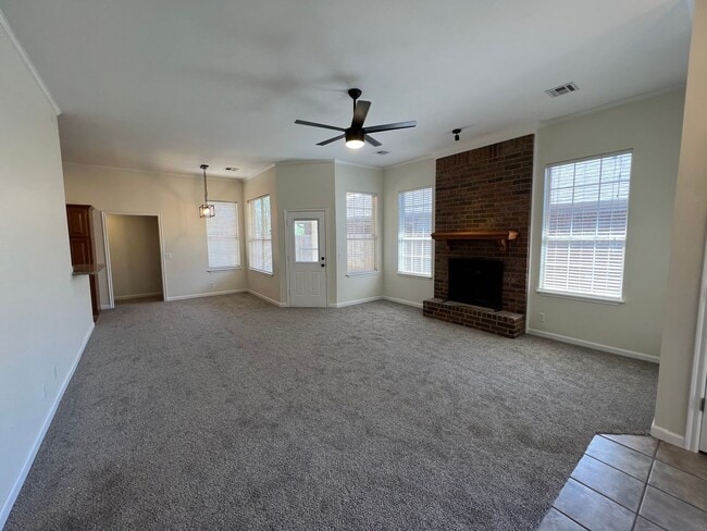 Building Photo - Spacious Property with 3 Beds + Study!