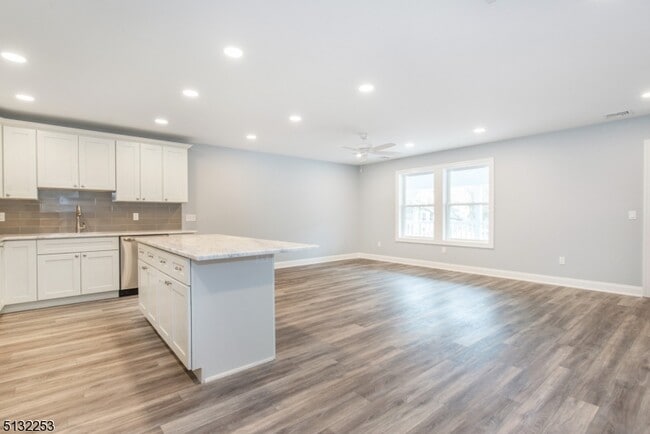 Building Photo - 27 St Lukes Pl