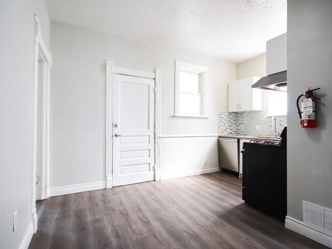 Photo du bâtiment - Cozy Studio Apartment Steps To Train Station