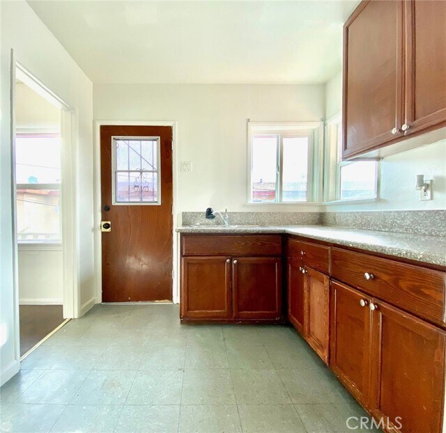 Building Photo - 3534 Beechwood Ave