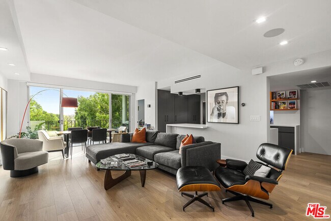 Foto del edificio - 818 N Doheny Dr