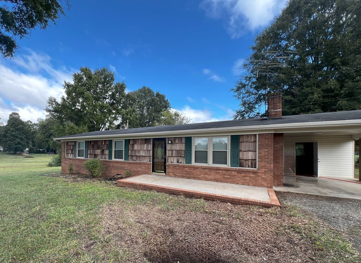 Primary Photo - Home in Mocksville for Rent!