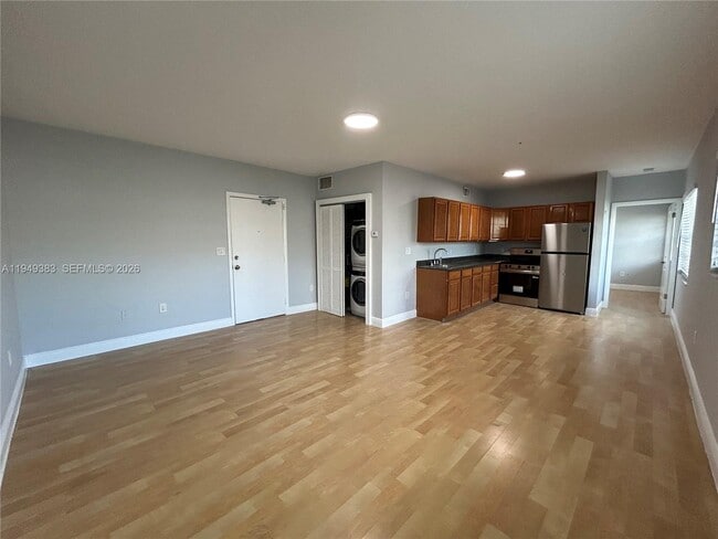 Building Photo - 1360 Collins Ave