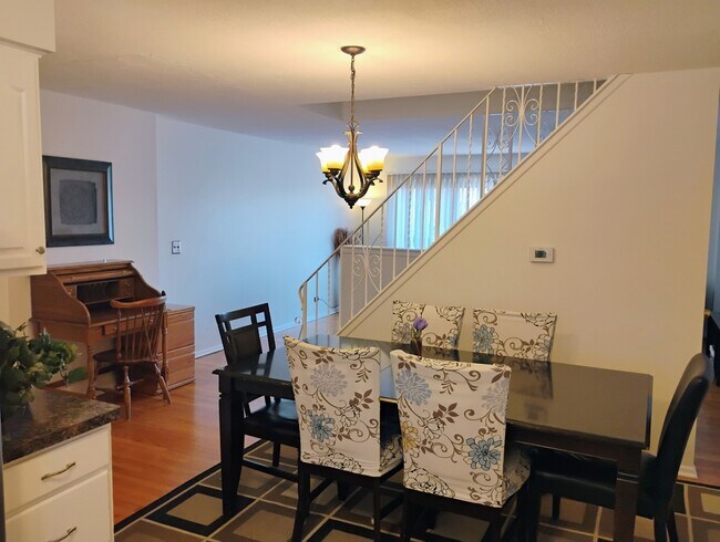 Foto del edificio - 553 W Park Ave