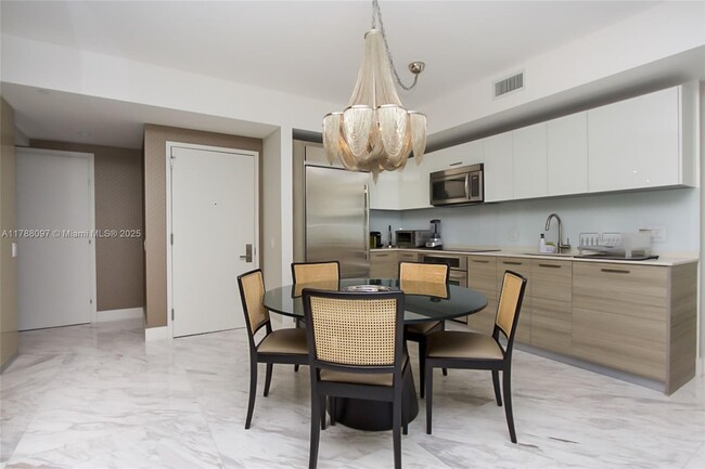Foto del edificio - 1300 Brickell Bay Dr