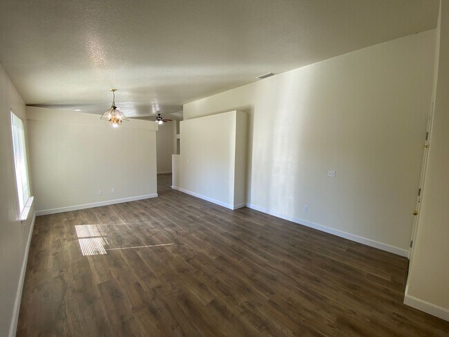Foto del edificio - Charming Home with a Large Lot