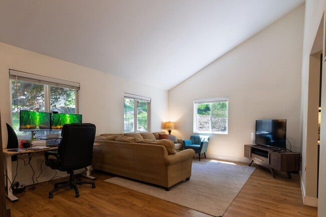 Building Photo - Three Bedroom House in Lynnewood