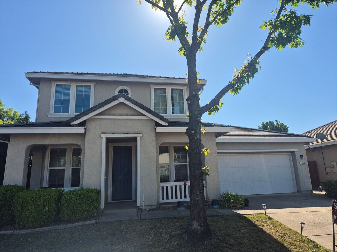 Foto principal - 5 Bedroom 3.5 Bathroom Home with Yard