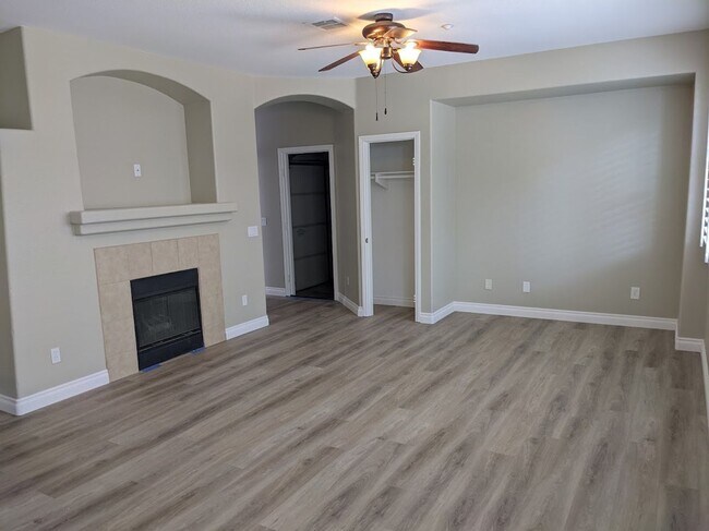 Building Photo - Corner Unit 3 Bed/2.5 Bath Townhome in Gat...