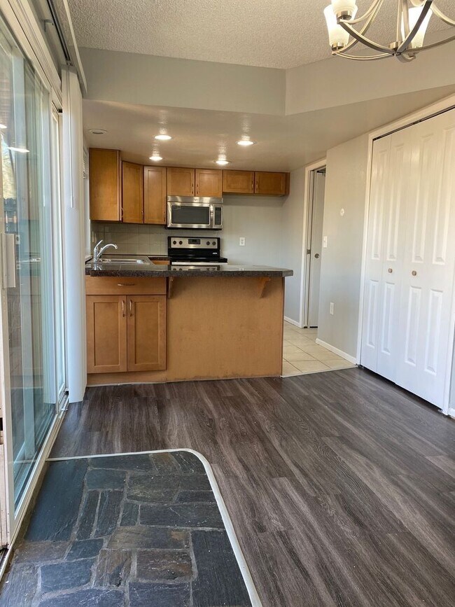 Building Photo - Amazing 3 Bed / 2.5 Bath Townhome in 1st V...