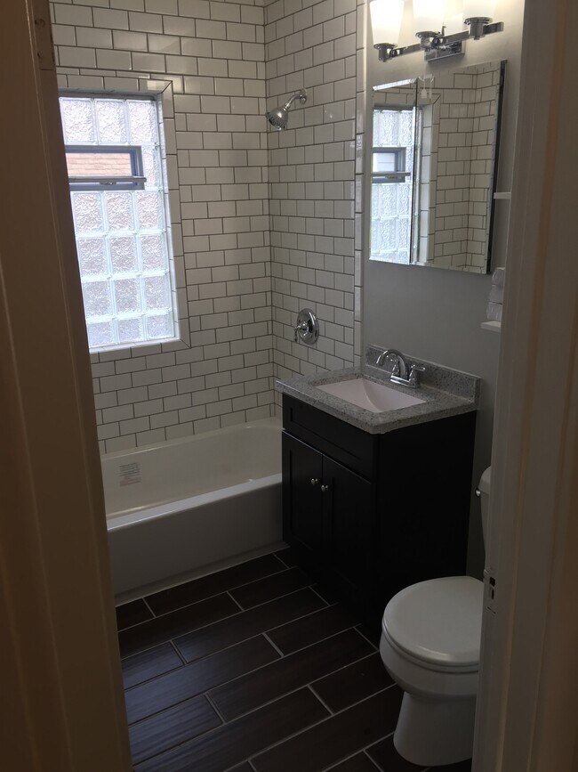 Foto del edificio - 1128 N Glencove Rd