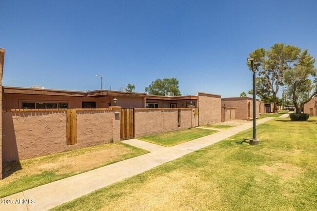 Foto del edificio - 6008 W Augusta Ave