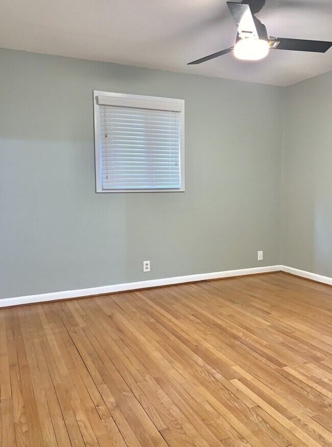 Building Photo - 1209 Pineview Dr