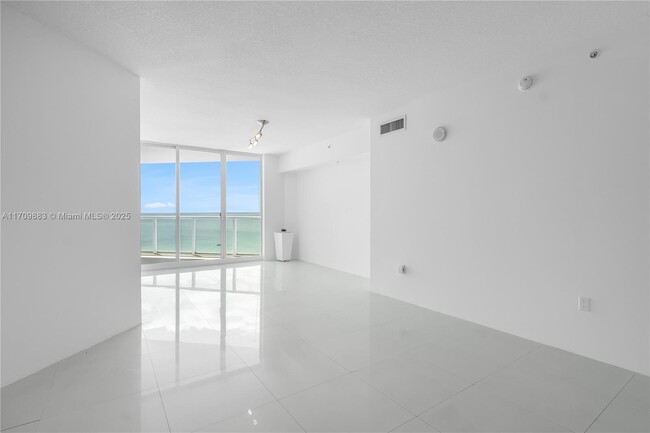 Foto del edificio - 16699 Collins Ave