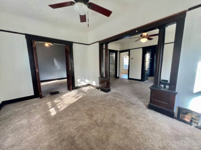 Foto del edificio - 9512 Laird Ave