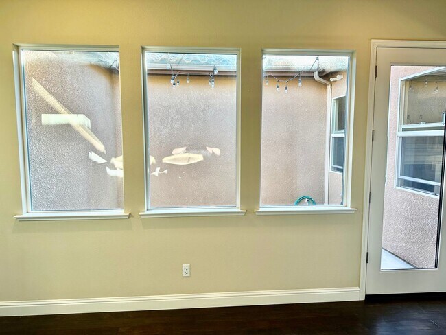 Foto del edificio - 3 br, 2 bath House - 2549 E Vermont Ave