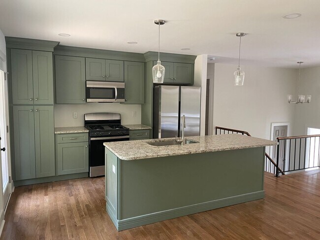 Building Photo - Completely Renovated 4Bath/2Bed Home in Cl...