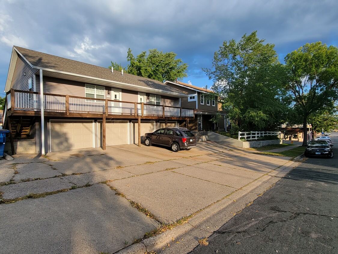 Front view - 308 Lewis St S