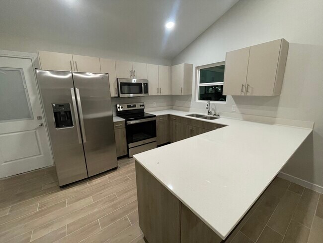 Foto del edificio - 1404 E Iris Ave