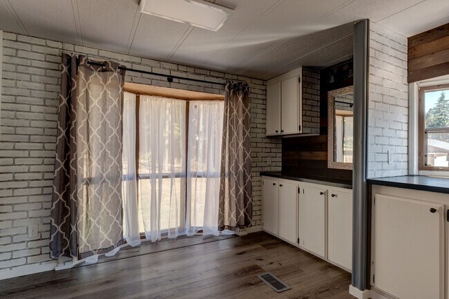 Building Photo - 2 Bedroom, 1 bath Minutes from NAS Whidbey
